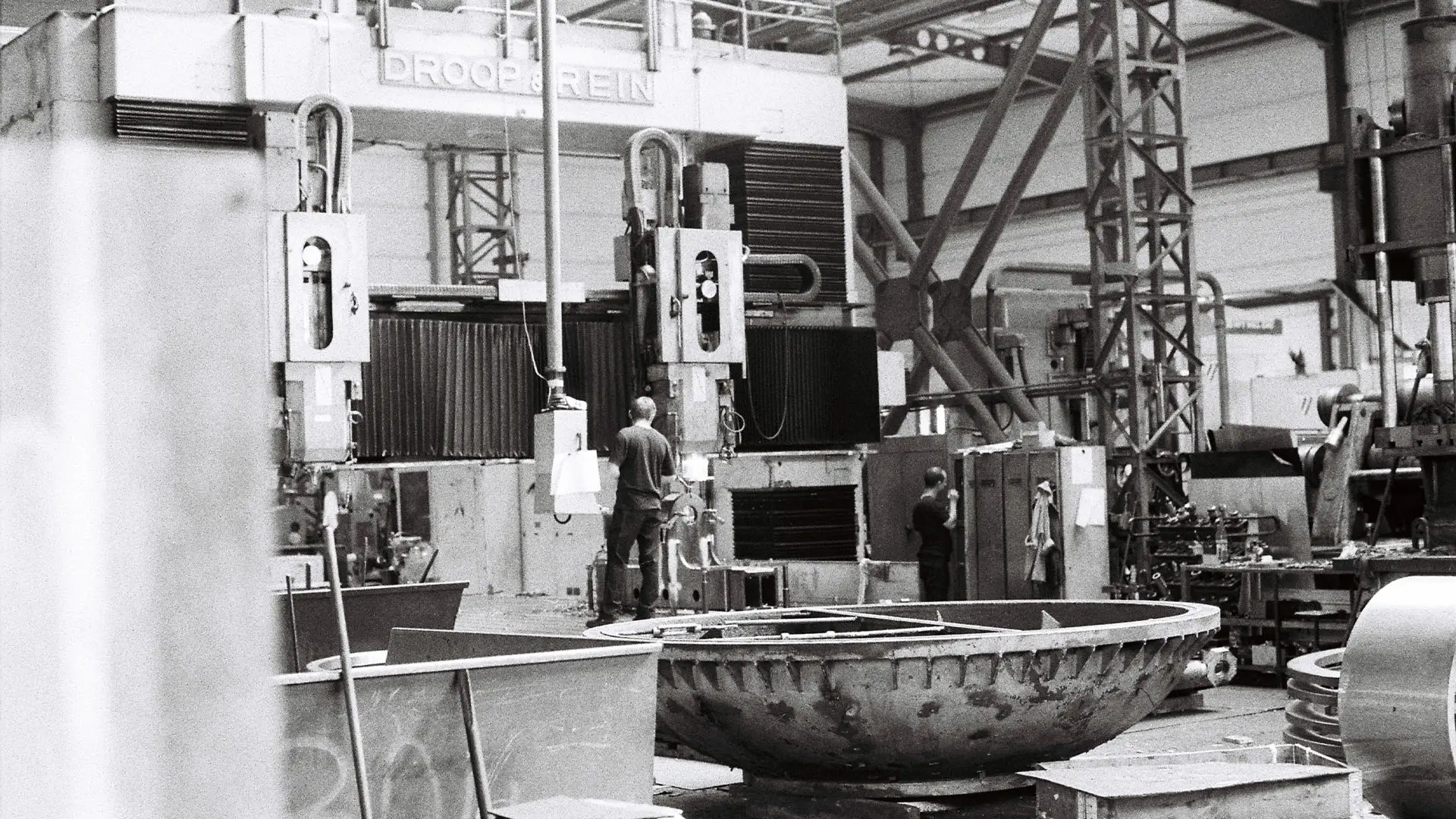 Maschinenanlage mit Spannvorrichtung für Metallbauteile